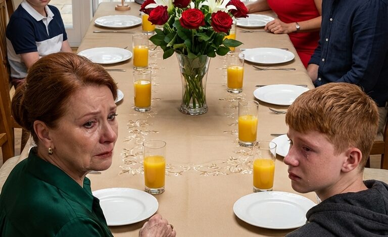 Mój syn powiedział przy lunchu: „Zaprosiliśmy cię tylko po to, żeby być uprzejmym – nie myśl, że wszystko kręci się wokół ciebie”. Jego narzeczona uśmiechnęła się z politowaniem. Wziąłem łyk herbaty, uśmiechnąłem się, wstałem i wyszedłem. Miesiąc później wozownia na tyłach została wynajęta. Wtedy po cichu zakończyłem wszelkie wsparcie, na które liczyli, zaktualizowałem dostęp do bramy i czekałem. W tym tygodniu mój telefon rozświetlał się wiadomością za wiadomością. A potem otrzymałem pierwszą wizytę.