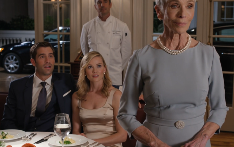 „Nie zrobiliśmy dodatkowego talerza” – powiedziała moja synowa, podsuwając mi szklankę wody, podczas gdy jej rodzina jadła homara i bułki z masłem w ciepłych światłach jadalni. Mój syn ledwo podniósł wzrok, zanim dodał: „Mamo, powinnaś znać swoje miejsce”. Uśmiechnęłam się, złożyłam serwetkę i powiedziałam: „Zanotowałam”. Kilka minut później otworzyły się drzwi wejściowe i szef kuchni, na którego czekali, wszedł do środka i zapytał o mnie po imieniu.