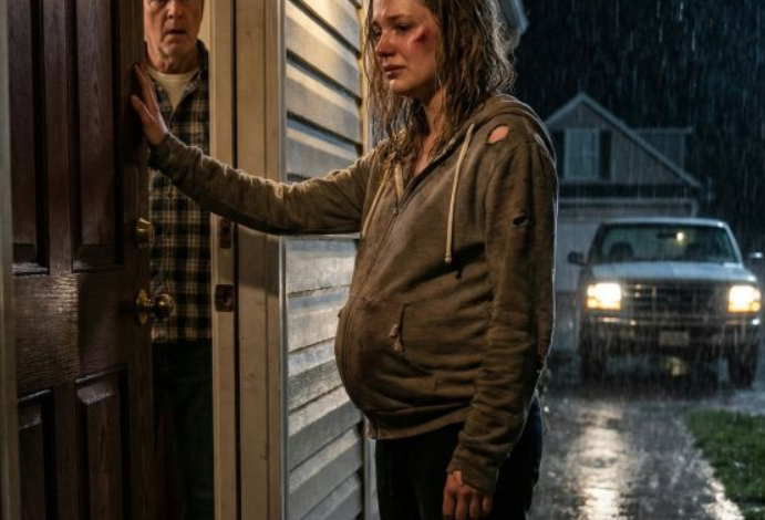 Chwyciłam się za spuchnięty brzuch, drżąc, gdy krew i deszcz zasłaniały mi wzrok. „Mamo… Tato… proszę, wpuść mnie. Strasznie tu zimno…”. Moje pięści słabo waliły w drzwi, ale teściowie milczeli, jakbym nie istniała. Potem światła reflektorów przecięły ciemność. Mój mąż był w domu. Drzwi w końcu zaskrzypiały i otworzyły się – ale wyraz twarzy teścia sprawił, że serce przestało mi bić. Coś było strasznie nie tak.