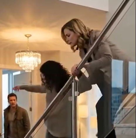 Nigdy nie sądziłam, że odgłos każdego kroku mojego ciała może wymazać bicie serca. Jedno pchnięcie – tylko jedno – i świat przechylił się w mgłę bólu i ciszy. Na samym dole złapałam się za brzuch i wyszeptałam: „Proszę… nie”. Pochyliła się nade mną głosem jak miód: „Dlaczego mi to robisz?”. Wtedy wbiegł mój mąż, a ona krzyknęła: „Zaatakowała mnie!”. Spojrzał na nią… i przeszedł obok mnie. Ale zanim wszystko pociemniało, usłyszałam jej szept: „Teraz nie będziesz miała nic”. I wtedy zdałam sobie sprawę – to dopiero początek.