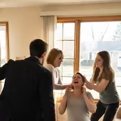 Wciągnąłem walizkę do środka – nasze drzwi wejściowe były otwarte. O mało nie krzyknąłem: „Jestem w domu…”, gdy stłumiony szloch mnie powstrzymał. W salonie matka szarpała żonę za włosy, a moja młodsza siostra kopnęła ją w żebra. W ósmym miesiącu ciąży owinęła się wokół brzucha. „Nadal śmiesz trzymać to dziecko?” syknęła matka. Żona podniosła opuchnięte oczy do moich i wyszeptała: „Nie… proszę”. Wtedy to usłyszałem – ktoś za mną cicho powiedział: „Miałeś jeszcze nie wracać”.