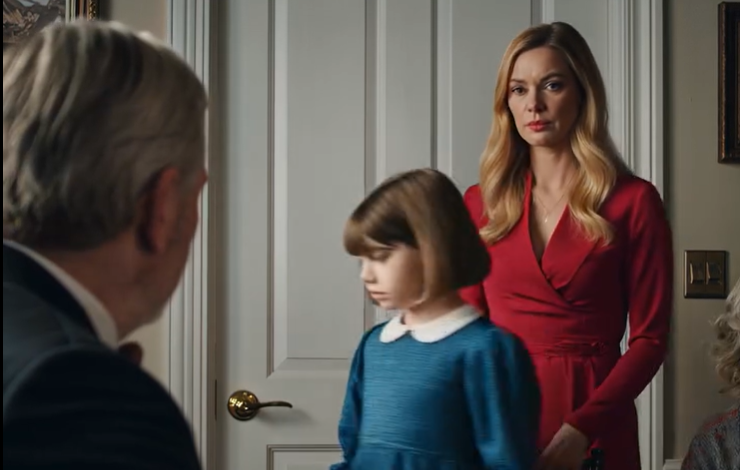 Mój ojciec powiedział chłodno w Wigilię: „Tylko grzeczne dzieci dostają prezenty – twój nieślubny dzieciak może wyjść”. Moja córka milczała, płacząc. Odpowiedziałem po prostu: „Dobrze. Możesz sobie zatrzymać prezenty”. Następnego ranka dostawca zapukał i zapytał: „CZY MOŻESZ POTWIERDZIĆ ANULOWANIE?”