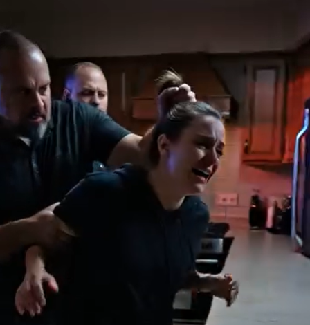 „Błagałam go: »Przestań… Noszę twoje dziecko«. On tylko się zaśmiał – zimny, znudzony – po czym skinął głową w stronę mężczyzn za sobą. Buty, pięści i okrutne dłonie opadały na mnie, jakbym była tylko zabawką dla jego apetytu. Z każdym uderzeniem czułam się, jakby próbował nas oboje wymazać. »Nawet dziecko?« – jęknęłam. Przysunął się bliżej, szepcząc: »Zwłaszcza dziecko«. I wtedy zdałam sobie sprawę… że już zaplanował, co będzie dalej.