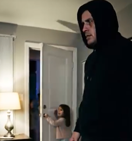 Rzucił się ponownie – za szybko, za blisko – więc rzuciłam się między niego a drzwi. „Ruszajcie się” – syknęłam do moich dzieci, nie odwracając się. „Teraz”. Za sobą usłyszałam ich bose stopy uderzające o podłogę, jeden cichy szloch stłumiony w ciszy. Jego oddech uderzył mnie w policzek, gorący z wściekłości. „Myślisz, że możesz mnie powstrzymać?” – zadrwił. Zacisnęłam drżące dłonie w pięści. „Nie muszę wygrać” – wyszeptałam. „Muszę cię tylko trzymać”. Drzwi zaskrzypiały. Korytarz je pochłonął. Wtedy się uśmiechnął – jakby to zaplanował. I wtedy zobaczyłam, co trzymał w drugiej dłoni.