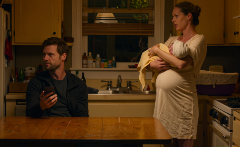 Mój mąż powiedział, że „potrzebuje przestrzeni”, a potem spędził miesiąc w Europie z przyjaciółmi, zostawiając mnie samą z naszym miesięcznym dzieckiem. Kiedy w końcu wrócił, to, co zobaczył, sprawiło, że zamarł: „Nie… nie… to nie może być prawda”.