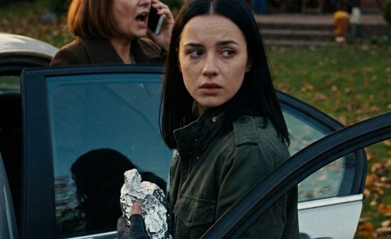 „Twoja ciężka praca fizyczna przyniesie wstyd całej rodzinie, więc nie przychodź na Święto Dziękczynienia” – powiedzieli mi rodzice w Święto Dziękczynienia, trzaskając drzwiami przed nosem. W środku zobaczyłem śmiejącą się siostrę, wujka, a nawet przyjaciela. Zawróciłem samochód, wsiadłem i zadzwoniłem. Dwadzieścia minut później mój telefon eksplodował i rozległ się krzyk.