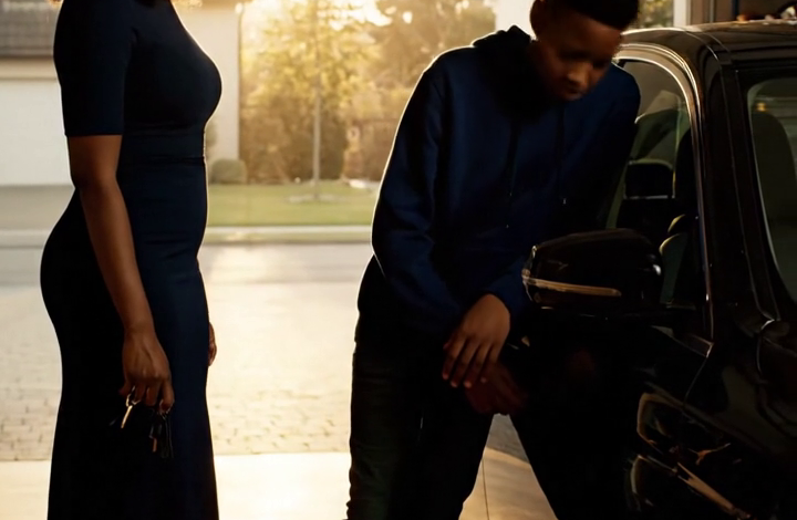 „Babi, nestartuj auto.“ Řekl to můj vnuk před obřadem – a můj telefon nepřestával svítit.