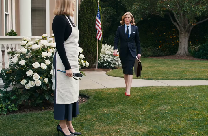 Manželova nová žena přišla ke mně s chamtivým úšklebkem a řekla: „Jsme tu pro náš právoplatný podíl z majetku vašeho otce. Okamžitě se vystěhujte.“ Usmála jsem se, když za ní vešla moje právnička…