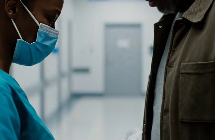 Noc, kdy mě syn obvinil ze svého pádu, a tajný vzkaz od zdravotní sestry mi obrátil celý život vzhůru nohama