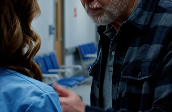 Moje sestra lhala, že jsem odešla z medicíny – rodiče tomu okamžitě uvěřili, na 5 let mě vyřadili a vynechali absolvování rezidentury i svatbu. Nehádala jsem se, prostě jsem pokračovala… až do minulého měsíce, kdy ji převezli na pohotovost. Noční tým zavolal ošetřujícímu lékaři, dveře se rozlétly a moje matka uviděla jméno na bílém plášti a chytila tátu za paži tak silně, že mu zůstaly modřiny.