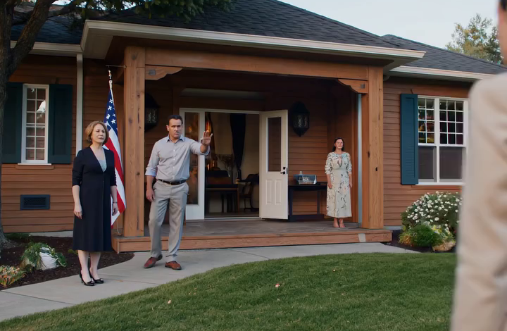 Po 11 letech pryč jsem letěla domů na pohřeb svého dědečka. Máma otevřela dveře – pak přišel její nový manžel a věci se zvrtly ošklivě rychle. Řekl mi, že tohle už není můj domov, jako bych neměla právo ani stát na té verandě. Nehádala jsem se. Nezvyšovala jsem hlas. Jen jsem se nadechla, vrátila se k autu a vytáhla jednu věc, kterou jsem nikdy nepřestala chránit: originální dokumenty k převodu nemovitosti. A tentokrát jsem nešla sama… Měla jsem velmi dobrého právníka, který byl připraven vyřídit vše SPRÁVNĚ