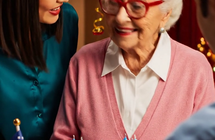 Unknown Title – Během oběda k 70. narozeninám se moje dcera naklonila a zašeptala svému manželovi: “Až budu zaměstnávat mámu, půjdu a vyměním…