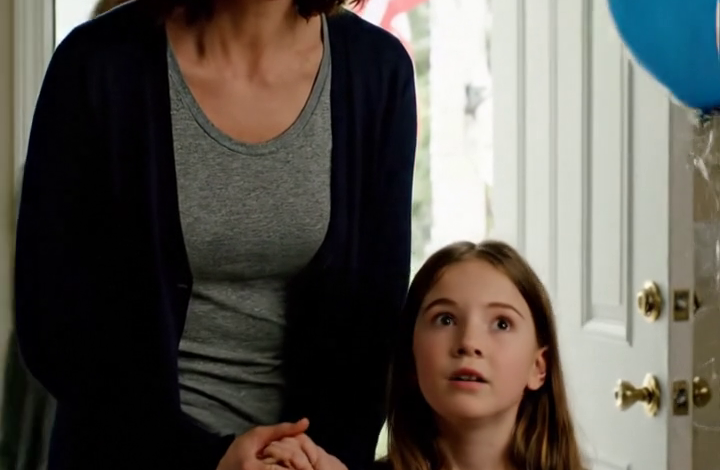 Emmina desátá narozeninová oslava. 15 členů rodiny přišlo s odpovědí „Ano“. 14:00 – Nikdo se neukázal. 14:30 – Stále nikdo. Pak začaly přicházet zprávy: „Nemůžu to zvládnout. Něco se stalo.“ Jeden po druhém. Všichni zrušili účast. Emma ve fialových šatech zašeptala: „Jdou, mami?“ Pak jsem otevřela rodinný chat… A uviděla je…