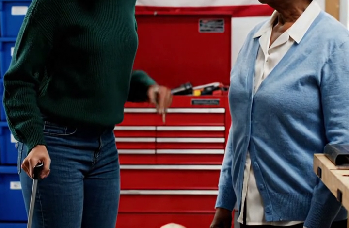 V den, kdy mi zemřel manžel, mi snacha nahrnula kufry do garáže – aniž by tušila, že mi zanechal 19 milionů dolarů a vilu. Tu noc řekla: „Odteď budeš spát v garáži.“ Hned vedle ní stál pelíšek pro jejího rozmazleného psa. Jen jsem se usmála a tiše odpověděla: „Dobře“ – protože neměla tušení, že se chystám přepsat pravidla. Než si to uvědomila… všechno se už změnilo.