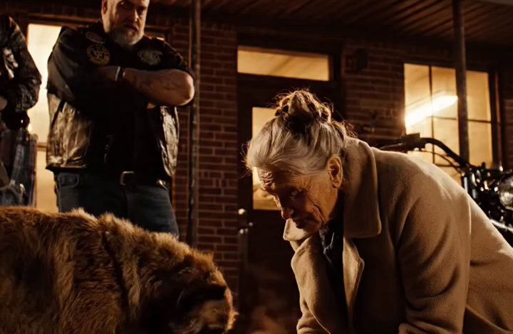 Jen chvilku… – Jeho hlas byl příliš tichý, než aby se dal přenést přes ulici, ale vítr se změnil a na krátký, jasný…