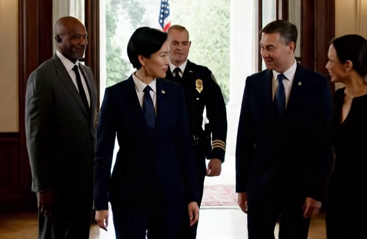 Na srazu komentovali mé jednoduché šaty – pak přiletěl vrtulník a v místnosti se rozhostilo ticho