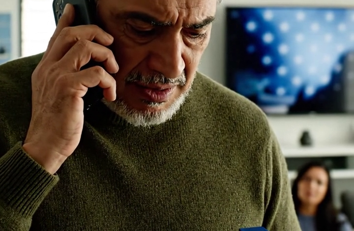 Moje dcera, „zlaté dítě“, prodala náhrdelník mé zesnulé manželky, aby si zaplatila dovolenou – dokud mi nezavolali… Náhrdelník byl to jediné, co mi po ní zbylo. Když jsem ho nemohl najít, dcera nakonec přiznala: „Prodala jsem ho. Potřebovala jsem peníze na dovolenou.“ Zavolal jsem do zastavárny v naději, že ho budu moct odkoupit. Muž na druhém konci se na pár vteřin odmlčel a pak řekl: „Pane… tohle je trochu neobvyklé. Měl byste se stavit. Když jsme otevřeli tu část přívěsku, která se dá otevřít, našli jsme něco, co byste měl vidět.“ Ani jsem nevěděl, že se dá otevřít.