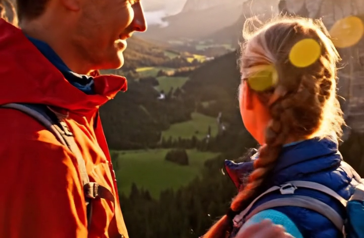 Jen chvilku… – Při štědrovečerní večeři moje sestra ukázala na moji dvanáctiletou dceru a ušklíbla se: “Všichni víme, že to předstírá – přestaň…