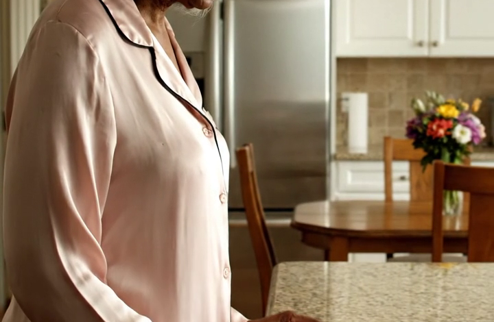 Ráno na Den díkůvzdání jsem se probudil do tichého, prázdného domu. Můj syn, jeho žena a jejich dvě děti odletěli na Havaj – na luxusní dovolenou beze mě. Neplakal jsem. Zavolal jsem stěhovákům. O pět dní později jsem měl 18 zmeškaných hovorů.