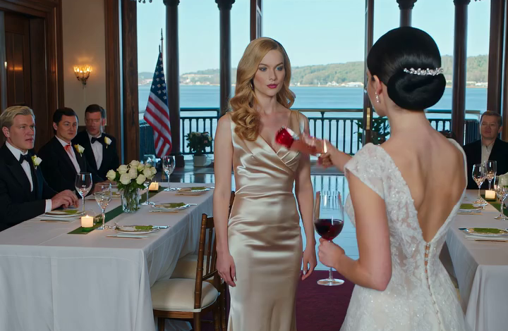 Moje sestra mi poděkovala za mou „štědrost“ před 300 svatebními hosty a pak mi polila šaty červeným vínem, když jsem jí odmítla předat svůj dům u jezera – a to byl přesně ten okamžik, kdy se cizinec postavil a proměnil její dokonalou svatbu v noční můru