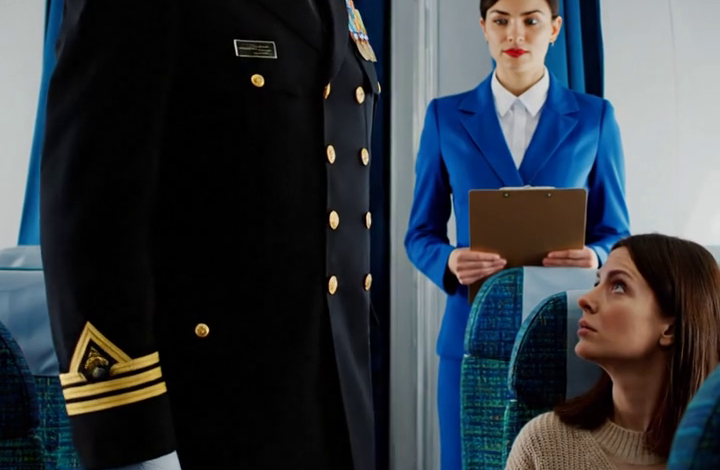 Moje švagrová mi vyměnila místo u brány – pak uličkou prošel starší generál a řekl: „Paní.“