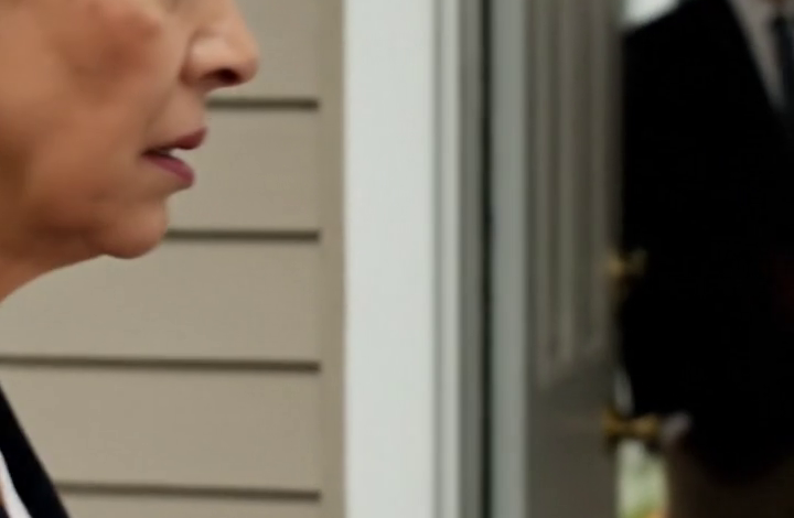 Když jsem se na Den díkůvzdání ve 14 hodin objevila u dcery, zastavila mě u dveří: „Kdo tě pozval, starouško? Jen pro rodinu. Odejděte.“ Položila jsem horký pokrm se sladkými bramborami na verandu, bez pláče se otočila a následující ráno jsem si domluvila schůzku s právníkem specializujícím se na pozůstalost na 10 hodin. O týden později Jennifer volala bez přestávky poté, co viděla přeškrtnuté jméno, a dožadovala se vysvětlení, co jsem udělala.