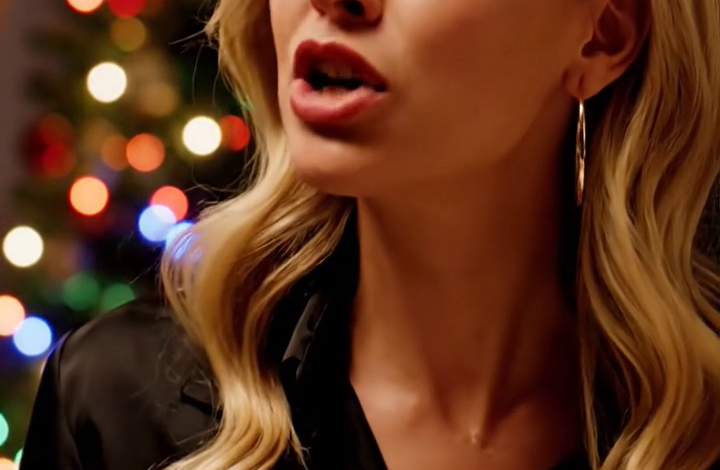 Rodiče mě roky ignorovali. Na vánoční večeři jsem ledabyle řekl: „Prodal jsem svou firmu.“ Bratr se ušklíbl: „Ten ‚bezcenný‘ podnik? Za kolik?“ Řekl jsem: „170 milionů dolarů.“ Ztuhla mu čelist. Máma zbledla.