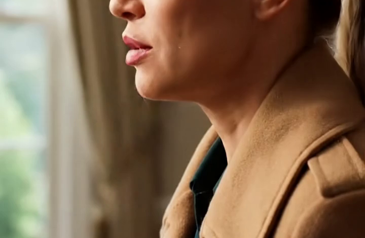 Vrátila jsem se z pohřbu svého manžela, abych rodičům a sestře řekla, že mi odkázal 8,5 milionu dolarů a 6 loftů na Manhattanu, ale v okamžiku, kdy jsem vstoupila na verandu, jsem v kuchyni zaslechla rozhovor, ze kterého mi ztuhla krev v žilách, a během několika sekund jsem pochopila, že jsem se domů nepřišla nechat náručit rodinou