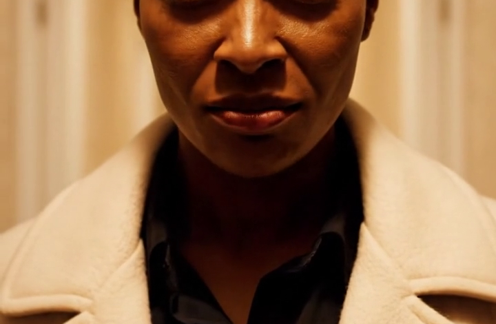 Moje sestra si na uvítací večeři, o které rodiče přísahali, že je o lásce, vyžádala můj vojenský důchod, a pak se usmála, jako by bylo rozumné vzít si polovinu života, který jsem si vybudovala, když jsem sloužila této zemi