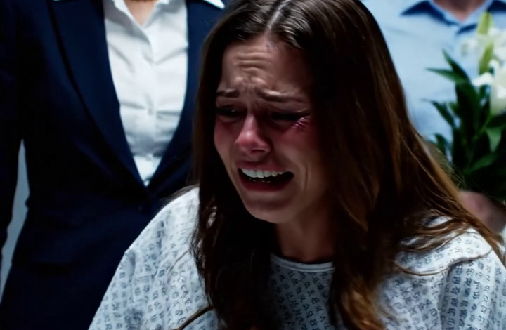 Jen chvilku… – Uklouzl mi prst. Porcelánový talíř jeho matky byl rozbitý na plátcích večeře – jasná prasklina, která chladila celou místnost. Křeslo…