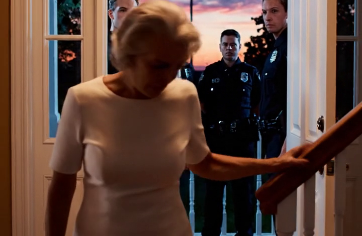 Jednoho parného večera v severním Austinu mě můj jediný syn v tom samém obývacím pokoji, kde jsem pro něj třicet let krmila, modlila se a šetřila, nazval přítěží. Zatímco mě snacha pozorovala, jako bych tam už nepatřila, zazvonil starý zvonek a najednou si všichni vzpomněli, na čím domě, na čích penězích a na čím mlčení záleží.