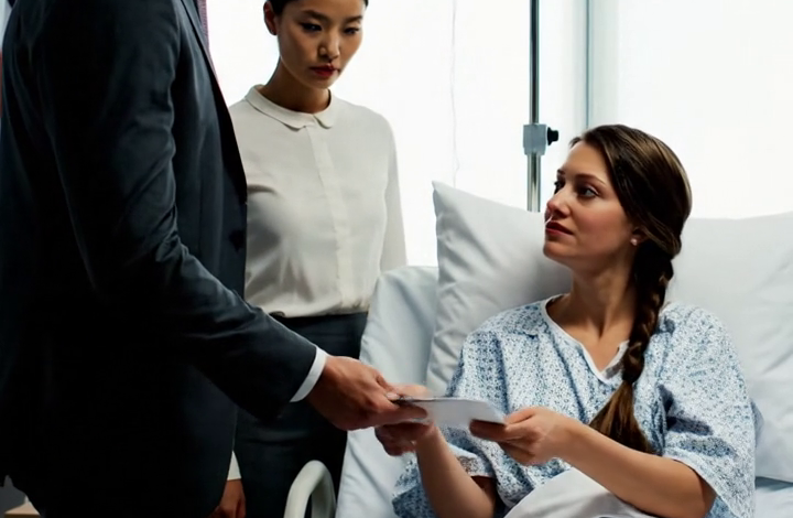 Tři dny poté, co jsem porodila dvojčata, vešel můj manžel do mého nemocničního pokoje se ženou, se kterou chodil, a hromadou rozvodových papírů. Pak mi přes postel posunul nabídku 3 milionů dolarů a řekl: „Podepište to. Chci jen děti.“ Nehádala jsem se. Podepsala jsem každou stránku, nic jsem neřekla a tu noc jsem odešla, aniž bych mu řekla, kam jdu. Ráno pochopil, že můj podpis nikdy neznamenal kapitulaci.