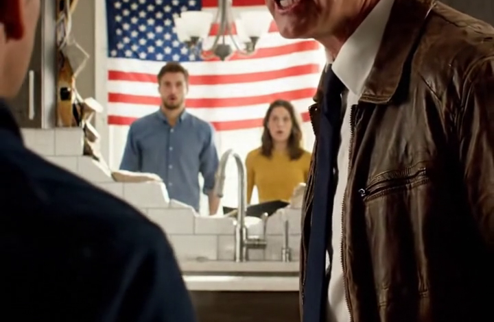 Přišla jsem domů brzy, protože moje schůzka byla zrušena, otevřela jsem dveře a našla jsem nevlastního otce, jak mi kladivem rozbíjí kuchyň na míru za 90 000 dolarů, zatímco sestrina parta vytrhává skříňky, jako by jim dům už patřil – a v okamžiku, kdy jsem se vrhla dovnitř, abych to zastavila ve svém obývacím pokoji, se všechno začalo otáčet směrem, který už nikdo nemohl ovlivnit…