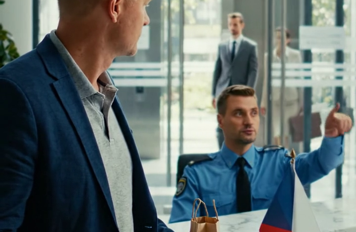 Rozhodl jsem se navštívit svou ženu v její práci, kde pracuje jako generální ředitelka. U vchodu byla cedule s nápisem „pouze pro oprávněné osoby“. Když jsem strážnému řekl, že jsem manžel generální ředitelky, zasmál se a řekl: „Pane, vídám jejího manžela každý den! Támhle je, právě teď vychází,“ tak jsem se rozhodl, že se k němu přidám.