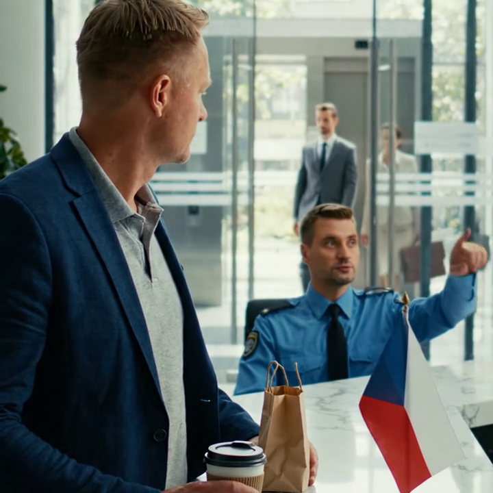 Rozhodl jsem se navštívit svou ženu v její práci, kde pracuje jako generální ředitelka. U vchodu byla cedule s nápisem „pouze pro oprávněné osoby“. Když jsem strážnému řekl, že jsem manžel generální ředitelky, zasmál se a řekl: „Pane, vídám jejího manžela každý den! Támhle je, právě teď vychází,“ tak jsem se rozhodl, že se k němu přidám.