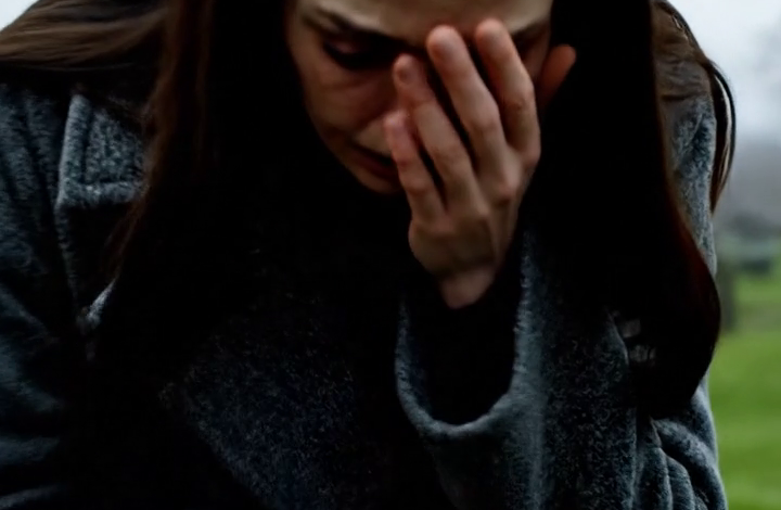 „‚Přestaňte dramatizovat. Je to naléhavé,‘ napsala mi matka, když jsem stála sama u hrobu svého devítiletého syna, protože moji rodiče, moje sestra a dokonce i kamarádka, která kdysi přísahala, že mě nikdy neopustí, dali před jeho pohřbem přednost šampaňskému a zásnubním fotografiím. Když mi ale druhý den ráno přiložili Liamovy svěřenecké papíry v hodnotě 850 000 dolarů, uviděla jsem jednu stránku, které jsem si nikdy neměla všimnout – a najednou jsem pochopila, že nečekali, až budu truchlit, ale až můj syn zemře.“