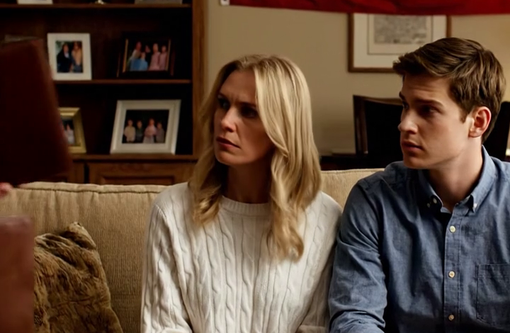 Moje snacha mi řekla, abych s nimi přestala bydlet a šla si najít pokoj k pronájmu. Syn přikývl. Usmála jsem se, šla nahoru a z krabice s sametovou podšívkou vytáhla jeden papír.