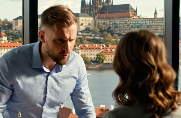 „Nebuď jako maminka. Vymýšlí si,“ říkala moje tchyně mé dceři – dokud jedna obálka s lístkem neumlčela celou narozeninovou večeři