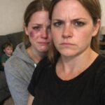 Moje sestra-dvojče utekla ze svého manželství jen se strachem – a tak jsem se vrátil do jejího domu v jejím životě, nechal ho, aby si myslel, že jsem stále pod jeho kontrolou, a shromáždil důkaz, který ji a její dítě konečně osvobodil