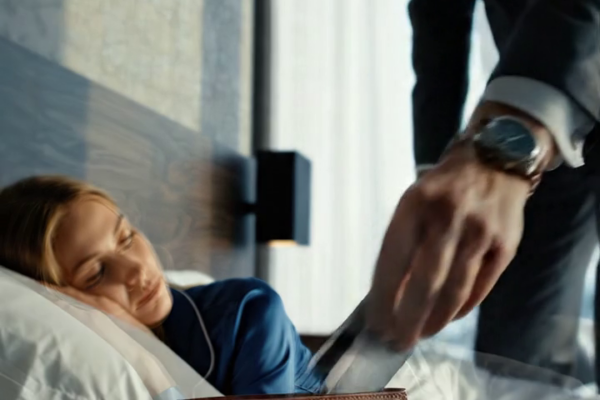 Ve 3 hodiny ráno mi syn, když jsem spala, vzal z kabelky kreditní kartu a pak před snídaní utratil jmění za letenky první třídou a diamanty pro svou ženu – ale když mi manžel řekl: „Tohle by ti James nikdy neudělal,“ jen jsem se usmála, protože karta, kterou ukradl, nikdy nebyla mou slabinou… Byla to past