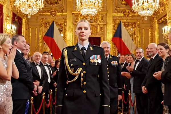 Říkali, že se mi nedá věřit. Po 17 letech služby jsem se na svatbě svého bratra objevil v kompletní uniformě. Když jeho velitel vykročil vpřed a formálně mě oslovil „plukovníku“, celá síň smrtelně ztichla. Moji rodiče sotva dýchali.