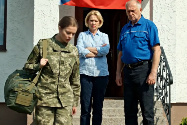 “Tento dům patří skutečným členům rodiny!” křičela moje nevlastní matka a vyhodila mé tašky ven. usmál jsem se a řekl: “Zkontroluj skutek.” když to udělala, její dokonalý svět se zhroutil… můj otec ztuhl.
