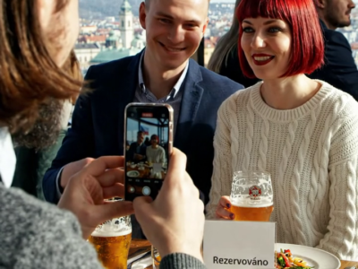 ‘Rozjasněte se! Chci zrenovovat primární ložnici, jakmile se nastěhujeme do vašeho nového luxusního domu,“ oznámila na nedělním brunchi. Můj bratr se jen usmál. “Je to spravedlivé – budeme tam žít dlouhodobě.” Všichni se smáli. O 24 hodin později mi máma v panice volala: “Proboha… co to čte do kamery?!” – Novinky