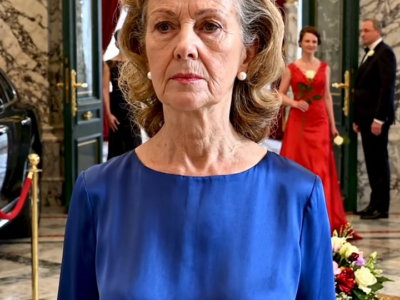 Pózují jako lesklý rodinný portrét. Valerie ho propojila paží. Bessie…