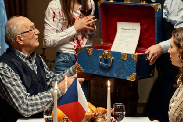 Na rodinné večeři mi dali „speciální“ dárek. Uvnitř byl bratrův dluh 250 000 dolarů. Táta řekl: „Musíš to zaplatit.“ Když jsem odmítl, šplouchl mi víno do obličeje a máma zakřičela: „Vypadni!“ O třicet minut později se objevil muž… V celé místnosti se rozhostilo ticho.