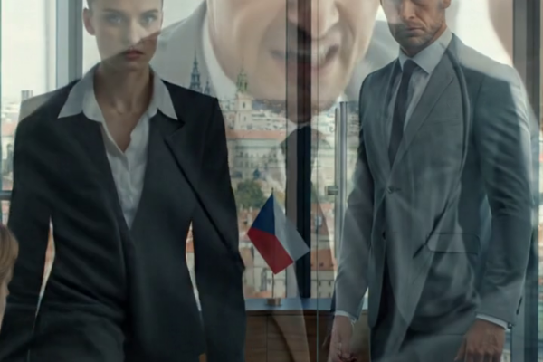 Její bratr si myslel, že když ji pošle pro „Speciální led“, bude ji držet dál od dohody, protože nikdy nevěděl, že investor čekal na její zavolání