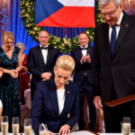 Při mém přípitku do důchodu mi manžel podal rozvodové papíry: „Nebudu podporovat starou ženu bez práce.“ Moje děti tleskaly, dychtivé po jeho dědictví. Podepsal jsem bez přečtení a odešel. Následující ráno přinesly zprávy: „Ředitel odchází do důchodu s rekordním balíčkem odstupného ve výši 50 milionů dolarů. O 15 minut později… STALO SE NĚCO, CO NIKDY NEVIDĚLI PŘICHÁZET – Zprávy