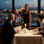 Můj odcizený otec vešel do mé restaurace v Austinu, posadil se k mému nejlepšímu stolu a řekl: “Dnes večer podepisujete přes patnáct procent.” Myslel si, že zahání dceru, kterou roky ignoroval. Nikdy si nevšiml telefonu u svíčky, staré rodinné půjčky, kterou se chystal nahlas přiznat, ani zprávy, která přišla právě ve chvíli, kdy můj bratr sáhl po peru. – Novinky